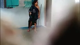 أمي تعد التدليك الذي ...