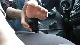 المعلم يعطي الطلاب م ...